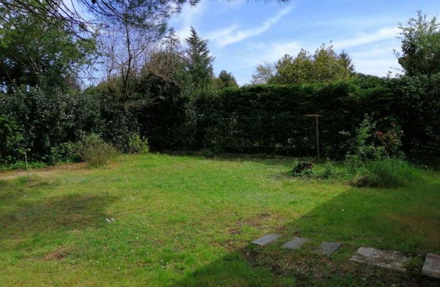 Emplacement de toile de tente dans jardin