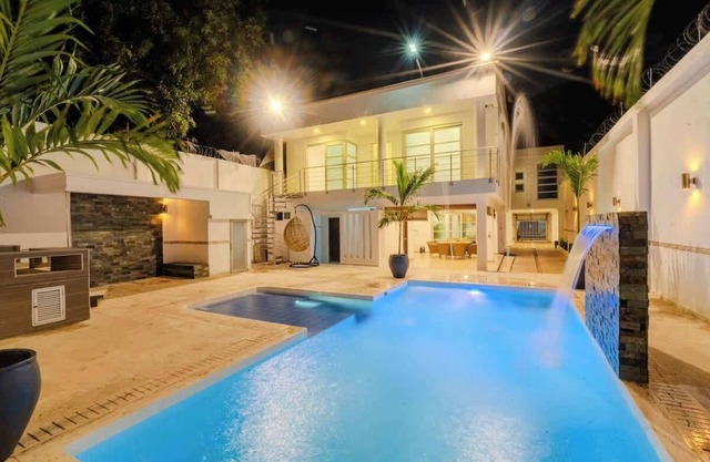 Encanto Mansion: 6BR Luxury Stay Near Walled City