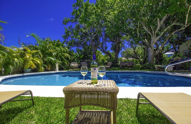 Enchanting Casita with salt water Pool 2 miles from the beach