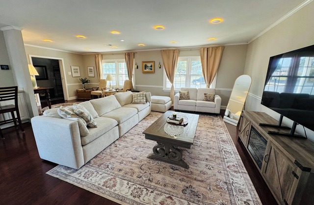 Enchanting Home for Families/Groups in Sterling, 10 mins from IAD, 30 mins to DC