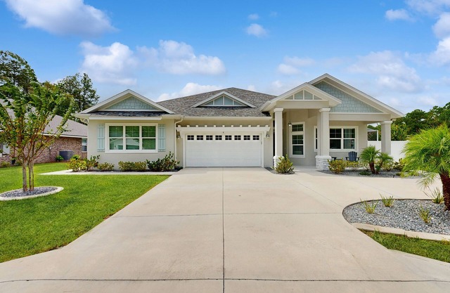 Enchanting house with heated pool, full kitchen, central AC, & washer/dryer