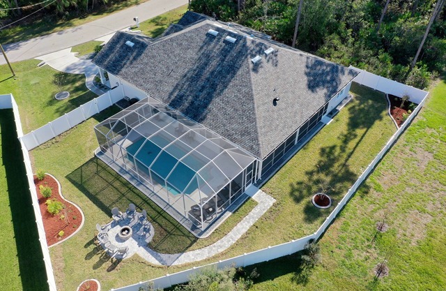 Enchanting house with heated pool, full kitchen, central AC, & washer/dryer