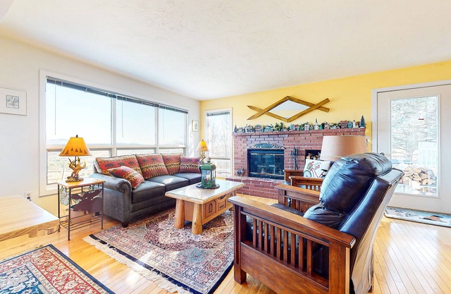 Enchanting mountainside home with fireplace, skiing, fast WiFi, & washer/dryer