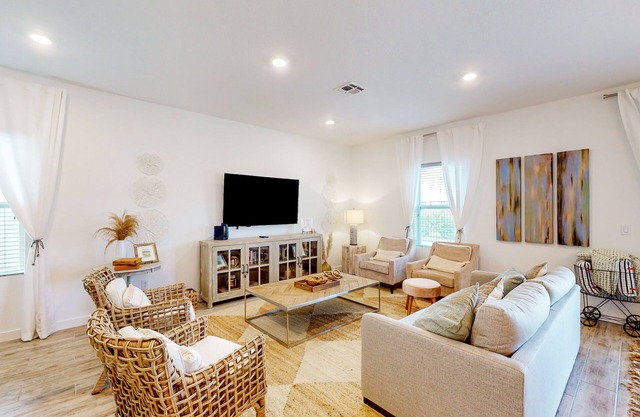 Enchanting & sun-soaked getaway with tennis court, generous patio, AC, & W/D
