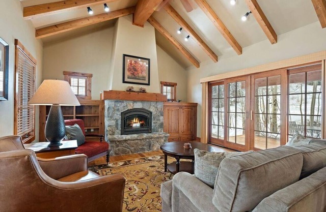 Encore Ski Cottage - Ski In/Ski Out Cottage with Private Hot Tub