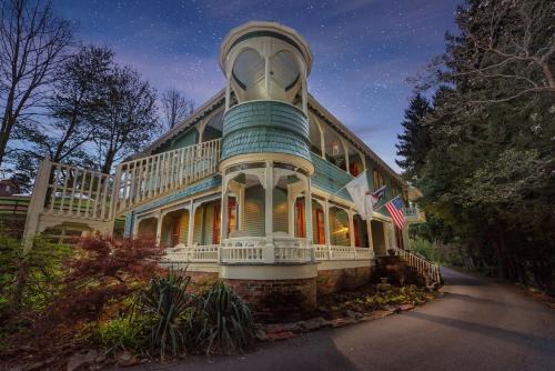 Engadine Inn and Cabins