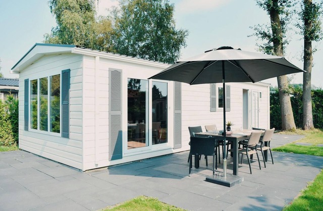 Enjoy a comfortable stay at the Veluwelodge for 4 people at 5-star Recreatiepark De Boshoek, surrounded by the beautiful nature of the Veluwe.