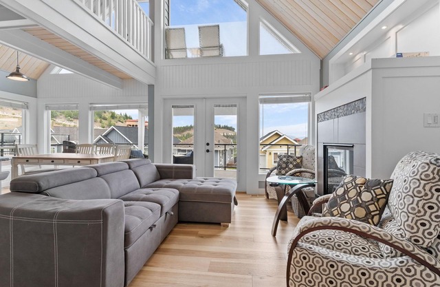 ENJOY A FAMILY SUMMER HOLIDAY-HOT TUB OPEN ON WEEKENDS/3 DECKS/VIEWS-PRIVATE!