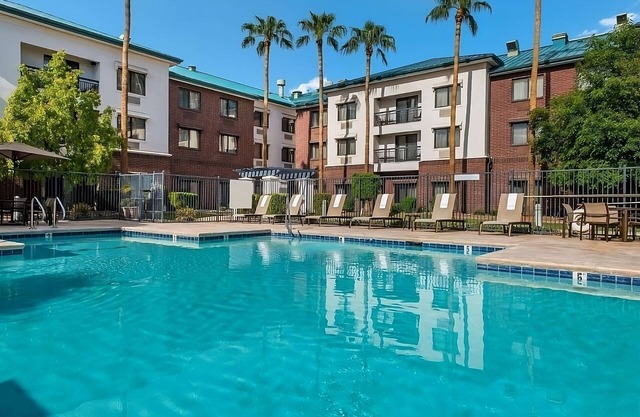 Enjoy a Hassle-Free and Suiting Stay! Pets are Allowed, Outdoor Swimming Pool!