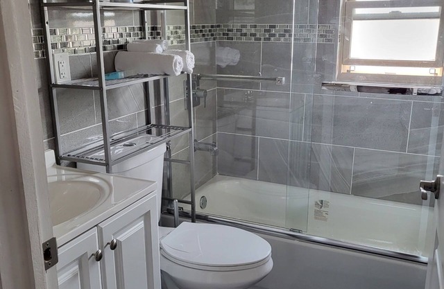 Enjoy a home away from home. In Jamaica Queens.A/C and Heat