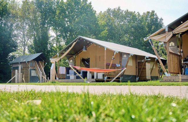 Enjoy a luxurious glamping stay in the Villatent at Vakantiepark Sallandshoeve in Nieuw-Heeten, near Sallandse Heuvelrug National Park. Comfort and nature combined.