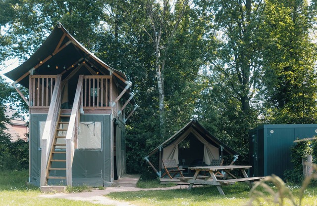 Enjoy a luxury glamping experience in the Safaricottage XS for 4 people with private sanitation at Vakantiepark de Sallandshoeve, perfect for nature lovers and those seeking peace.