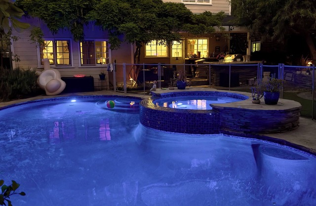 Enjoy! Beautiful home 5 bedrooms, pool, jacuzzi, BBQ dining area in Studio City