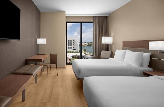 Enjoy Fantastic Ocean View from Rooftop Pool! 2 Amazing Rooms, Close to Beach
