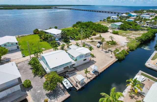 Enjoy sunrises at this cozy canal front home !