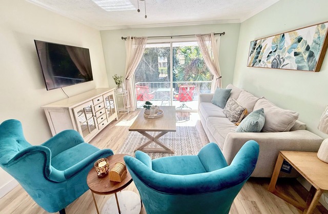 Enjoy the serenity of the Creek view! Beautiful place, Safe.