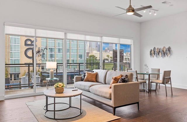 Enjoy the View - LUX Apartment - King Bed!