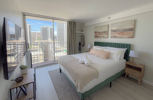 Enjoy this 18th-floor 1br apartment with stunning ocean and Diamond Head views!