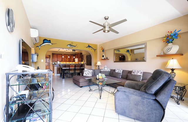 Enjoy Your Vacation In This Delightful Remodeled Condominium!