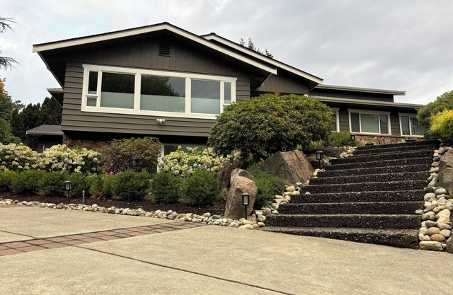 Enjoyable 2-Bed/1-Bath unit with AC in Clyde Hill