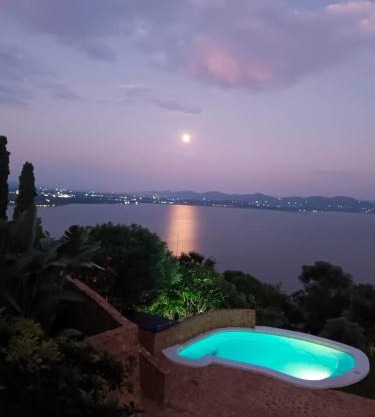 Enso Botanico Boutique Wellness Villa, with an outside wood-fire Hot Tub in Kosmos