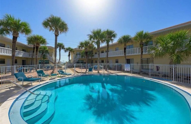 Entire 2 bed 1 bath condo with pool, wi-fi, beachfront, near Daytona, I-95, I-4