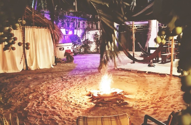 entire accommodation: Eco-Hut with campfire, 100 meters from the beach