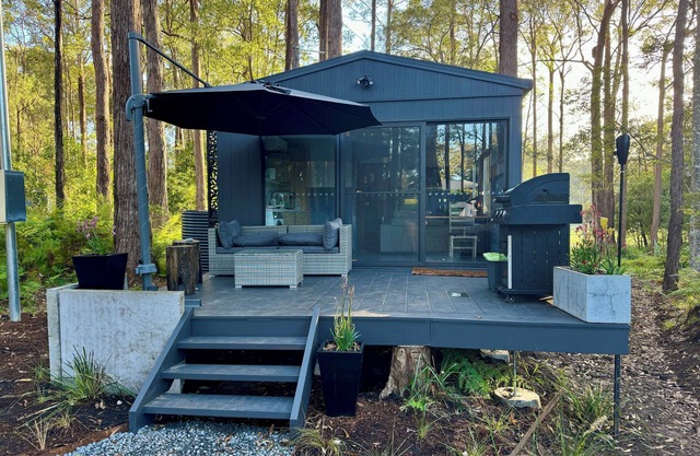 Entire Coastal cabin in private setting minutes from town with ample parking