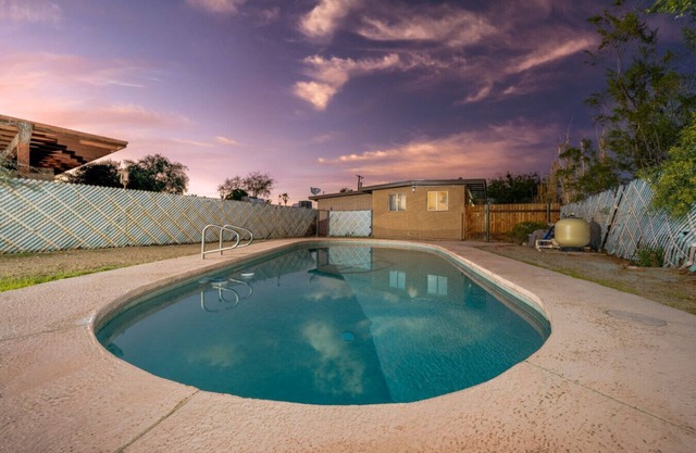 Entire Duplex/Cozy/Central/4 BR 2 BA/Fenced