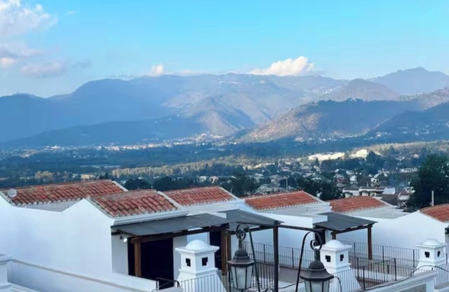 Entire home 10 min. From Antigua 8 guests 4 bedrooms 6 bedsn 3 full baths