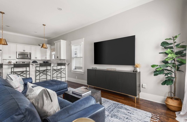 Entire Home: 2 living rooms: 10 minutes downtown: 2 blocks to 14TENN