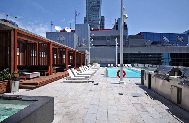 Entire Unit - CN Tower View - Lux. 1 BR DT Condo across CN Tower/MTCC