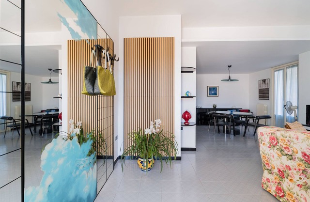 Entrance, living room, kitchen, 3 spacious rooms, 4p bedroom, 2 bathrooms, garden, place car