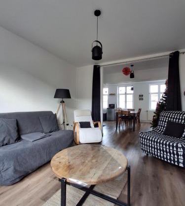 Entre les places, spacieux, calme, idéalement situé