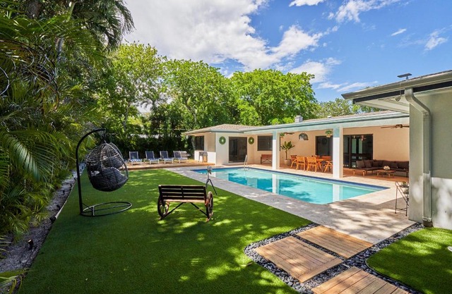 Epic 5BR House, Pool & Mini Golf & Pond & Terrace