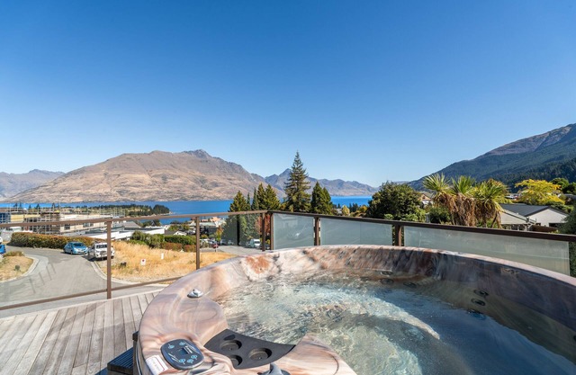 Epic Views, Hot Tub, Family Size & Walk To Town