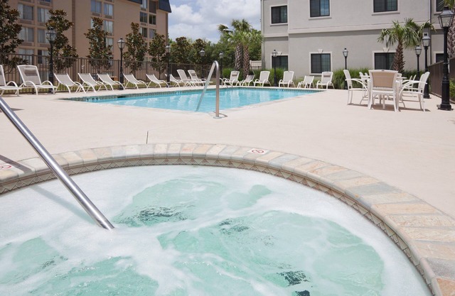 Equipped King Suite Near LFT | Free Daily Breakfast, Shuttle + Hot Tub Access