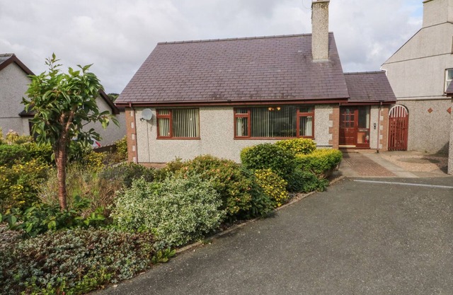 ERYL, pet friendly, with open fire in Nefyn
