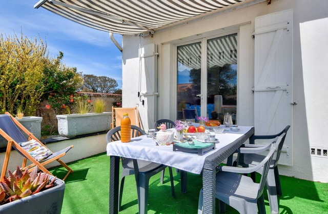 Escape 400m from Sableaux beach