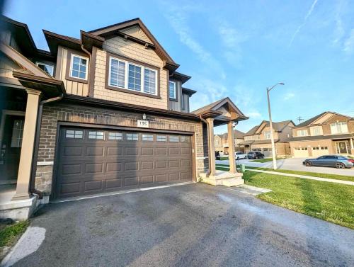 Escape to Niagara 6 bedrooms, 5 baths with a game room, arcades