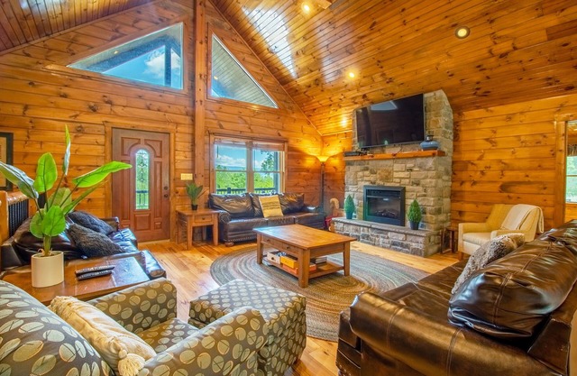 Escape to Page Valley Retreat! Hot Tub, Mountain Views, Fire Pit