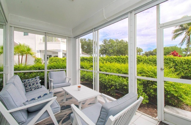 ESCAPE TO PARADISE! 2 Bed + Den/2 Bath First-Floor SEASONAL Condo in The Strand