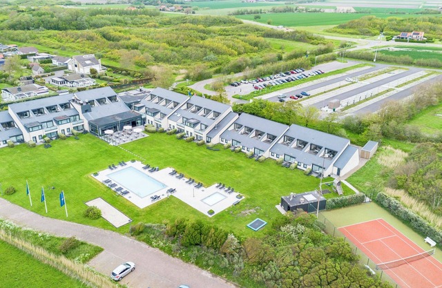 Escape to the Beach: Outdoor Pool, Tennis, Free Parking & Outdoor Activities