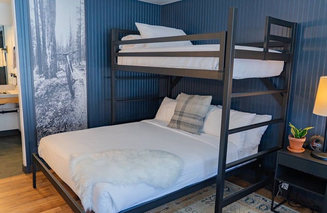 Escape to the Mountains: Relaxing Retreat with Double Queens + Twin Bunks
