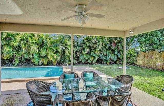 Escape to Your Own Private Oasis: 2story- Luxury 3/2-Bedroom House with Pool...