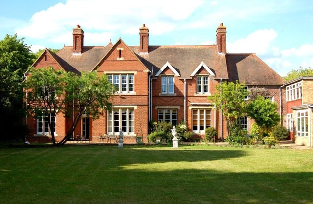 Essential, king bed,en-suite bath & kitchenette