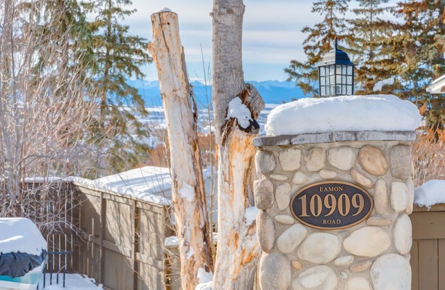 Estate home living in the heart of NW Calgary with the view of Canadian Rockies!