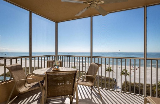 Estero Island Beach Villas 401, 2 Bedrooms, Beach Front, WiFi, Sleeps 6