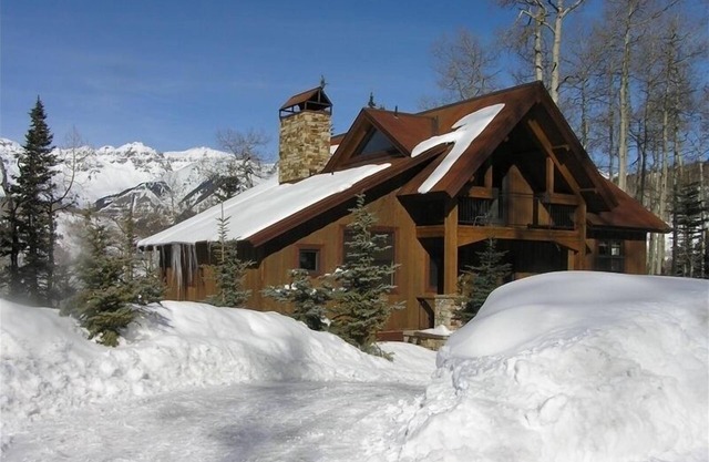 EUREKA!LUXURIOUS HOME,BIG VIEWS,SKI IN SKI OUT,BIG SAVINGS IN DECEMBER,JANUARY!