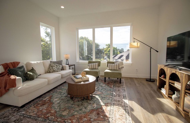 European Style Flat on Light Rail w Skyline Views